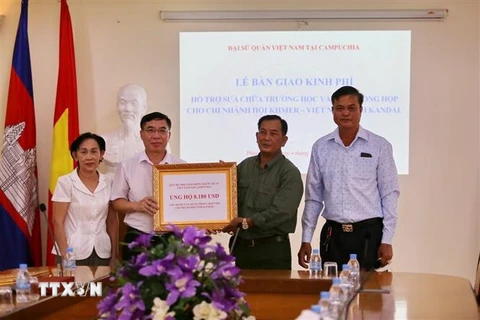 Công sứ Lại Xuân Chiến bàn giao kinh phí của Quỹ Hỗ trợ cộng đồng cho Hội và Chi nhánh Hội Khmer-Việt Nam. (Ảnh: Vũ Hùng/TTXVN) 