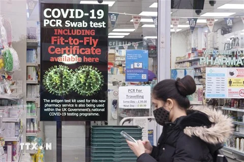 Người dân đeo khẩu trang phòng dịch COVID-19 tại London, Anh, ngày 6/12/2021. (Ảnh: THX/TTXVN) 