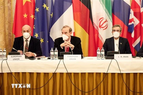 Đặc phái viên Liên minh châu Âu (EU) về điều phối các cuộc thảo luận khôi phục thỏa thuận hạt nhân Iran, ông Enrique Mora (thứ 2, trái) cùng Trưởng đoàn đàm phán hạt nhân Iran Ali Bagheri Kani (thứ 2, phải) tại vòng đàm phán mới ở Vienna, Áo ngày 9/12/202
