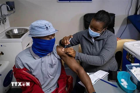 Nhân viên y tế tiêm vaccine phòng COVID-19 cho người dân tại Johannesburg, Nam Phi, ngày 8/12/2021. (Ảnh: AFP/ TTXVN) 