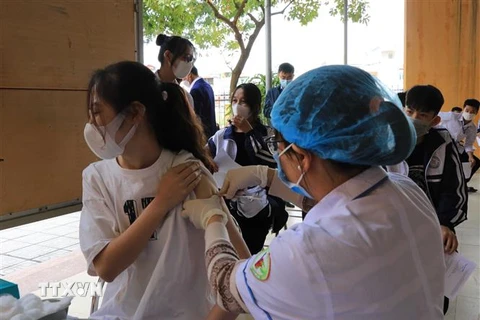 Tiêm vaccine phòng COVID-19 cho học sinh tại Bắc Ninh. (Ảnh: Thái Hùng/TTXVN) 