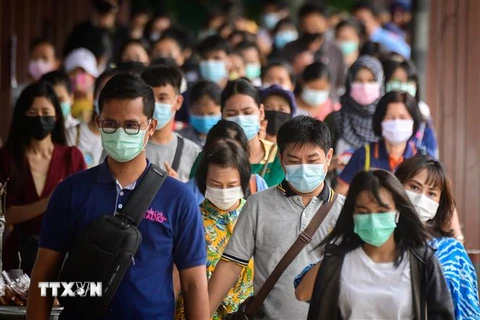 Người dân đeo khẩu trang phòng dịch COVID-19 tại Bangkok, Thái Lan. (Ảnh: AFP/TTXVN) 