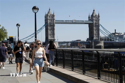 Người dân đi bộ dọc bờ sông Thames ở London, Anh ngày 1/6/2021. (Ảnh: THX/TTXVN) 