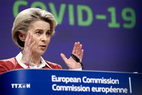 Chủ tịch Ủy ban châu Âu (EC) Ursula von der Leyen tại cuộc họp báo ở Brussels, Bỉ. (Ảnh: THX/TTXVN) 