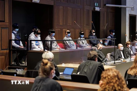Phiên tòa xét xử các nghi phạm liên quan đường dây buôn người tại thành phố Bruges, Bỉ, ngày 15/12/2021. (Ảnh: AFP/TTXVN) 
