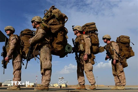 Binh sỹ Mỹ đáp máy bay rời khu vực Lashkar Gah thuộc tỉnh Helmand, Afghanistan, để tới Kandahar, ngày 27/10/2014. (Ảnh: AFP/TTXVN) 
