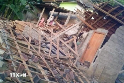 Nhiều ngôi nhà bị sập trong trận động đất ở Karangasem, trên đảo Bali, Indonesia, ngày 16/10/2021. (Ảnh: AFP/TTXVN) 