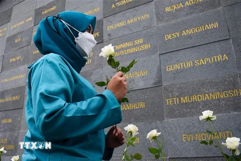Lễ tưởng niệm các nhân viên y tế tử vong do COVID-19 tại Bandung, Indonesia, ngày 4/12/2021. (Ảnh: AFP/TTXVN) 