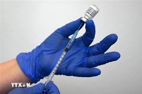 Nhân viên y tế chuẩn bị mũi tiêm vaccine phòng COVID-19 của Pfizer/BioNTech. (Ảnh: AFP/TTXVN) 