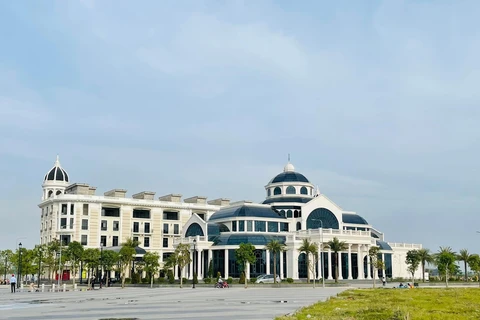 Dinh thự ánh sáng Garden Palace hòa hợp đến hoàn mỹ với quần thể kiến trúc và không gian sang trọng của tổ hợp quảng trường - bến du thuyền Aqua Marina. (Nguồn: Vietnam+) 