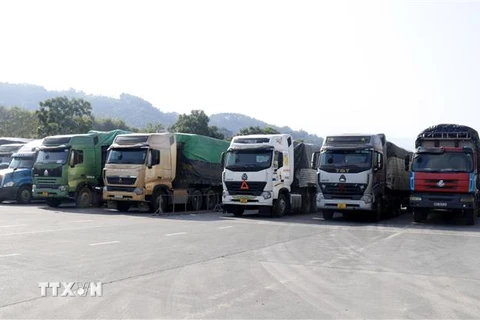 Các xe hàng tại Cửa khẩu quốc tế Kim Thành-Lào Cai. (Ảnh: Quốc Khánh/TTXVN) 