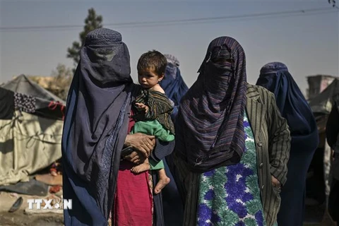 Phụ nữ Afghanistan tại trại tị nạn Saray Shamali ở Kabul, ngày 2/11/2021. (Ảnh: AFP/TTXVN) 