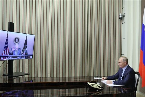 Tổng thống Nga Vladimir Putin (phải) và Tổng thống Mỹ Joe Biden (ảnh màn hình) tại cuộc họp trực tuyến ngày 7/12/2021. (Ảnh: AFP/TTXVN) 