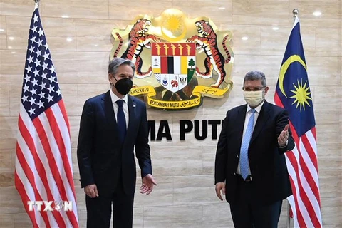 Ngoại trưởng Mỹ Antony Blinken (trái) và Ngoại trưởng Malaysia Saifuddin Abdullah (phải) tại cuộc gặp ở Putrajaya, Malaysia ngày 15/12/2021. (Ảnh: AFP/TTXVN) 