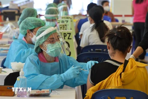 Một điểm tiêm chủng vaccine ngừa COVID-19 tại Bangkok, Thái Lan. (Ảnh: THX/TTXVN) 