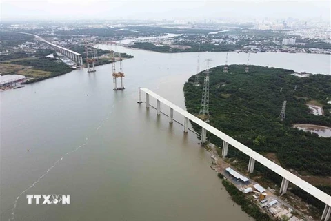 Cầu Bình Khánh là cây cầu dây văng đường bộ, nằm trong dự án đường cao tốc Bến Lức-Long Thành thuộc tuyến đường cao tốc Bắc-Nam với tổng mức đầu tư hơn 4000 tỷ đồng (sử dụng nguồn vốn ODA của Chính phủ Nhật Bản và vốn đối ứng trong nước). (Ảnh: Vũ Sinh/TT