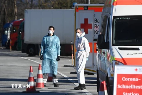 Một điểm xét nghiệm COVID-19 ở Kiefersfelden gần biên giới Đức và Áo. (Ảnh: AFP/TTXVN) 