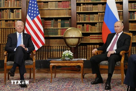 Tổng thống Mỹ Joe Biden (trái) và Tổng thống Nga Vladimir Putin (phải) tại cuộc gặp ở Geneva, Thụy Sĩ, ngày 16/6/2021. (Ảnh: AFP/TTXVN) 