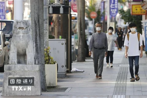 Người dân đeo khẩu trang phòng dịch COVID-19 tại Naha, tỉnh Okinawa, Nhật Bản, ngày 1/11/2021. (Ảnh: Kyodo/TTXVN) 
