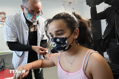 Nhân viên y tế tiêm vaccine ngừa COVID-19 cho trẻ em tại Antibes, Pháp. (Ảnh: THX/TTXVN) 