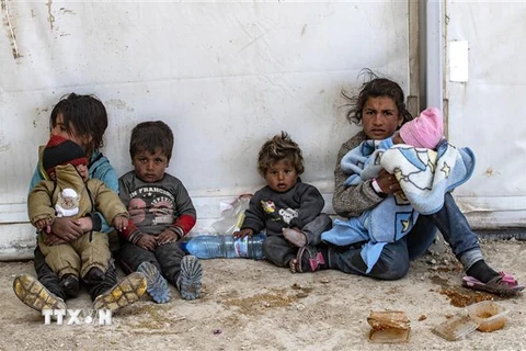 Phụ nữ và trẻ em Syria tại trại tị nạn al-Hol ở tỉnh Hasakeh, miền Đông Bắc Syria. (Ảnh: AFP/TTXVN) 