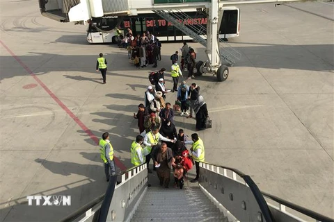 Hành khách tại sân bay Kabul, Afghanistan, ngày 4/11/2021. (Ảnh: AFP/TTXVN) 