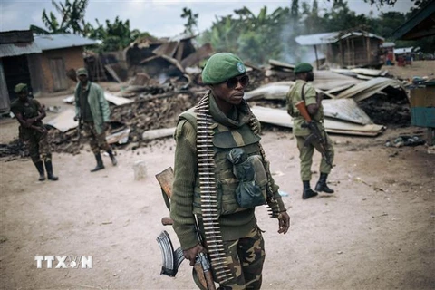 Binh sỹ Cộng hòa Dân chủ Congo tuần tra sau một vụ tấn công. (Ảnh: AFP/TTXVN) 