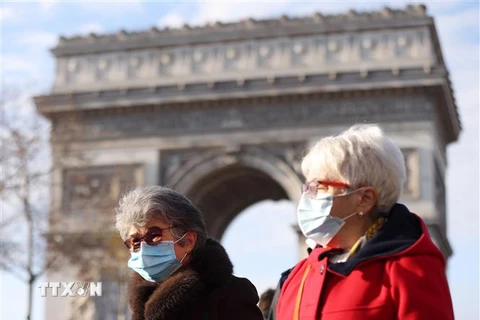 Người dân đeo khẩu trang phòng dịch COVID-19 tại Paris, Pháp, ngày 23/12/2021. (Ảnh: THX/TTXVN) 