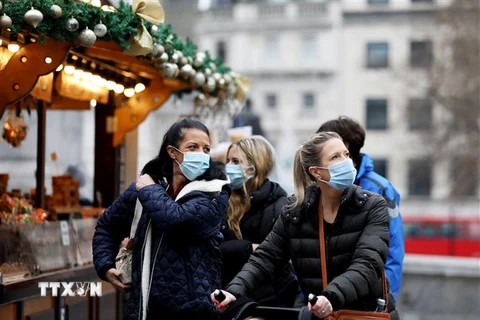 Người dân đeo khẩu trang phòng dịch COVID-19 tại London, Anh, ngày 23/12/2021. (Ảnh: THX/TTXVN) 