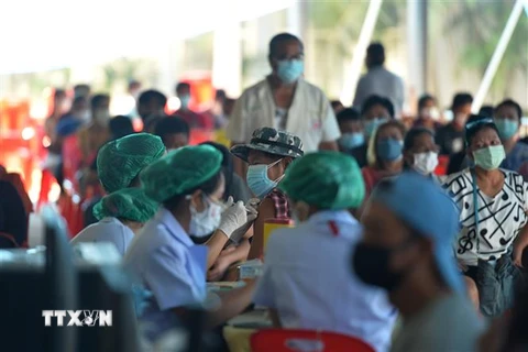Nhân viên y tế tiêm vaccine phòng COVID-19 cho người dân tại Bangkok, Thái Lan, ngày 21/12/2021. (Ảnh: THX/TTXVN) 