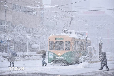 Tuyết rơi dày đặc tại Toyama, tỉnh Toyama, Nhật Bản, ngày 27/12/2021. (Ảnh: AFP/TTXVN) 