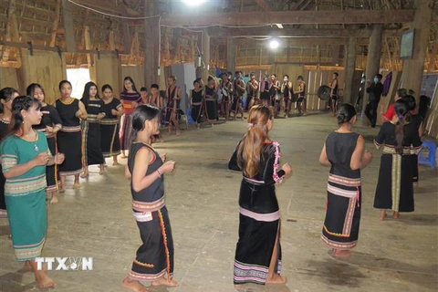 Lớp học cồng chiêng, múa xoan của Làng du lịch cộng đồng Kon Pring, thị trấn Măng Đen, huyện Kon Plông đã dạy cho hơn 20 thanh, thiếu niên trong làng biết đánh cồng chiêng, múa xoan. (Ảnh: Dư Toán/TTXVN) 