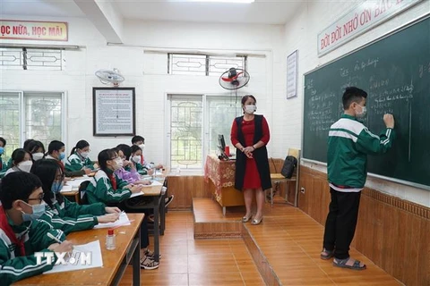 Trường Trung học cơ sở Quang Trung đón học sinh hai khối 7,9 đến trường. (Ảnh: Bích Huệ/TTXVN) 