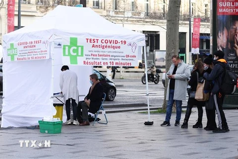 Người dân xếp hàng chờ xét nghiệm COVID-19 tại Paris, Pháp, ngày 23/12/2021. (Ảnh: THX/TTXVN) 