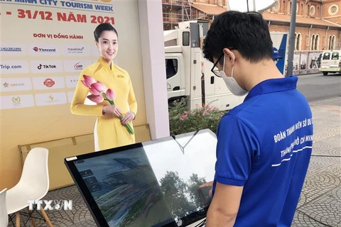 Người dân Thành phố Hồ Chí Minh trải nghiệm không gian giới thiệu hình ảnh và thông tin điểm đến nổi bật tại Bưu điện Trung tâm thành phố. (Ảnh: Mỹ Phương/TTXVN) 