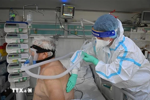 Nhân viên y tế điều trị cho bệnh nhân COVID-19 tại bệnh viện ở Bucharest, Romania, ngày 7/10/2021. (Ảnh: AFP/TTXVN) 