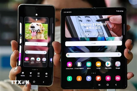 Điện thoại Galaxy Z Fold3 (phải) và Galaxy Z Flip3 của Samsung. (Ảnh: Yonhap/TTXVN) 