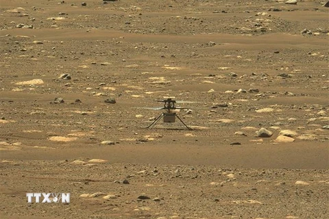Thiết bị bay Ingenuity thực hiện chuyến bay đầu tiên trên Sao Hỏa, ngày 19/4/2021. (Ảnh: AFP/TTXVN) 