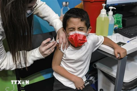 Nhân viên y tế Israel tiêm vaccine phòng COVID-19 cho trẻ em tại Jerusalem ngày 23/11/2021. (Ảnh: AFP/TTXVN) 
