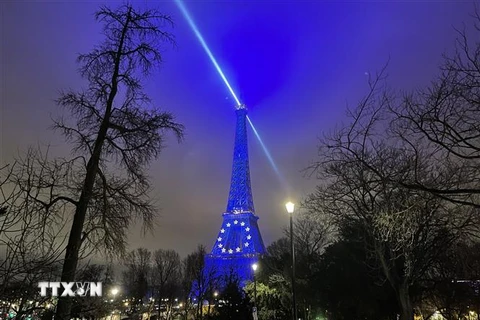 Tháp Eiffel nổi bật với màu xanh kỳ diệu của lá cờ EU. (Ảnh: Thu Hà/TTXVN) 