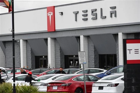 Một cửa hàng của Tesla tại Burbank, California, Mỹ. (Ảnh: AFP/TTXVN) 