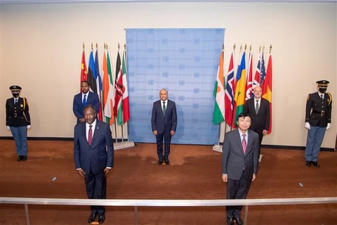 Đại sứ các nước Estonia, Niger, Saint Vincents & the Grenadines, Tunisia và Việt Nam tại lễ hạ quốc kỳ. (Ảnh: TTXVN)