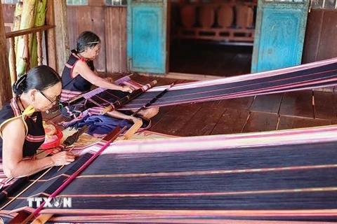 Phụ nữ dân tộc Jrai, làng Kép 2, xã Ia Mơ Nông, huyện Chư Păh (Gia Lai) giữ nghề dệt thổ cẩm để bảo tồn văn hóa dân tộc. (Ảnh: Hồng Điệp/TTXVN)