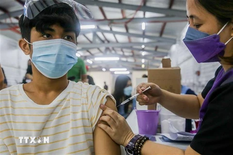 Nhân viên y tế tiêm vaccine phòng COVID-19 cho trẻ em tại thành phố Marikina, Philippines, ngày 29/11/2021. (Ảnh: THX/ TTXVN) 