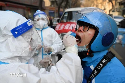 Nhân viên y tế lấy mẫu xét nghiệm COVID-19 cho người dân tại Tây An, tỉnh Thiểm Tây, Trung Quốc, ngày 2/1/2022. (Ảnh: THX/TTXVN) 