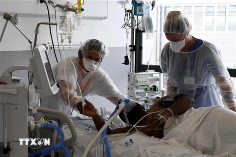 Nhân viên y tế chăm sóc bệnh nhân COVID-19 tại bệnh viện ở Fort-de-France thuộc đảo Martinique, Pháp ngày 1/12/2021. (Ảnh: AFP/TTXVN) 