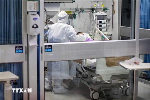 Nhân viên y tế điều trị cho bệnh nhân COVID-19 tại bệnh viện ở Bangkok, Thái Lan. (Ảnh: AFP/TTXVN) 