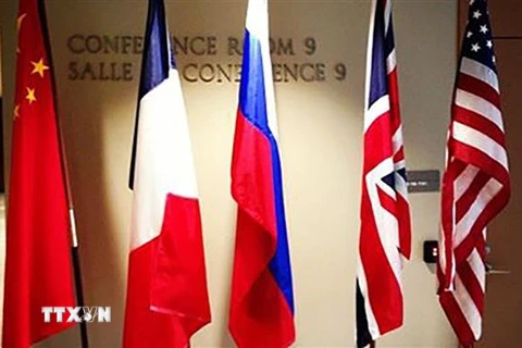 Quốc kỳ 5 quốc gia thành viên thường trực Hội đồng Bảo an Liên hợp quốc (từ trái sang): Trung Quốc, Pháp, Nga, Anh và Mỹ tại một hội nghị. (Ảnh: Culture Magazine/TTXVN) 