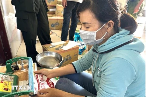 Bà Đinh Thị Đoan ở xã Sông Trầu Trảng Bom, tỉnh Đồng Nai đang thực hiện đóng gói giả nhãn hiệu bột ngọt Ajinomoto và hạt nêm hiệu Knorr. (Ảnh : TTXVN phát) 