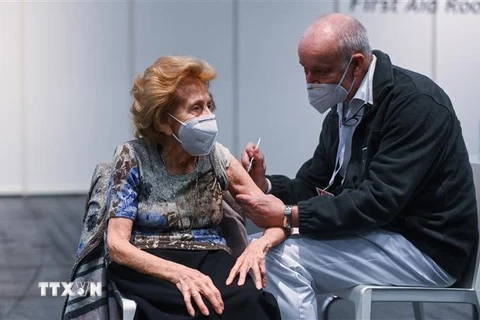 Nhân viên y tế tiêm chủng vaccine ngừa COVID-19 cho người dân tại Cologne, Đức. (Ảnh: AFP/TTXVN) 
